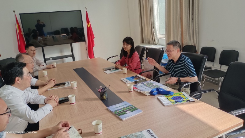 《大地构造与成矿学》编辑部邱亮斌编审一行来学院开展交流